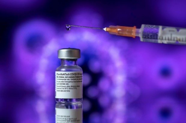 Ваксините срещу коронавирус най вероятно предоставят защита срещу новия вариант Омикрон
