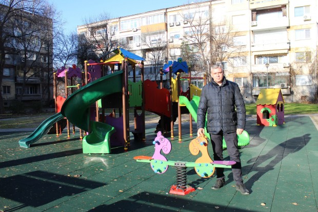 Нова детска площадка бе направена в пространството, заключено между улиците