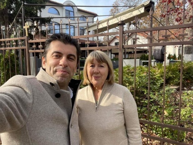 Майката на Кирил Петков – Венета избягва светлините на прожекторите