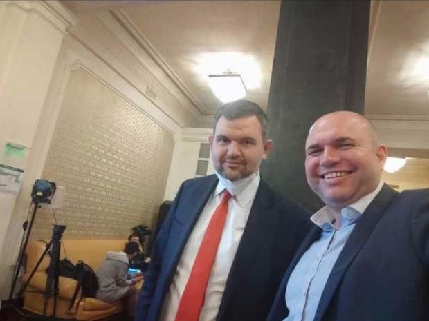 Депутатът от Демократична България“ Владислав Панев си направи селфи с