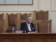 Кацаров в НС: Увеличихме неустойката за фирмите, забавили тестовете за учениците