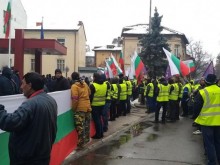 Протестиращи "опаковаха" регионалното министерство с българското знаме