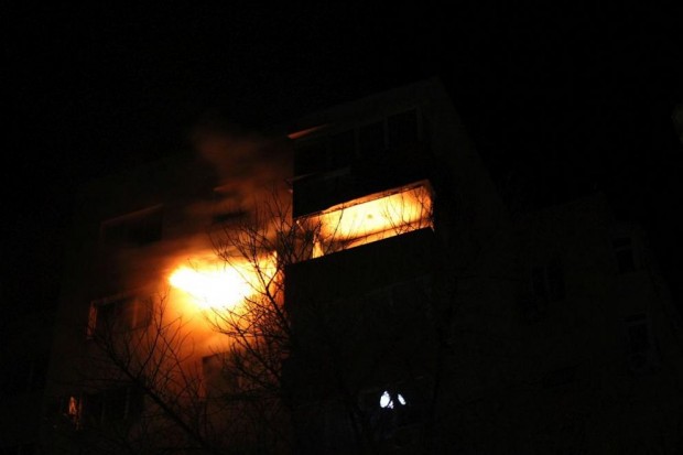 Голям пожар бушува в жилищен блок в квартал Струмско в Благоевград Целият вход е