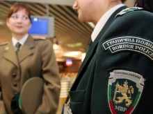 Секс тормоз на границата! Полицайки се оплакаха, че шефът им ги преследвал в тоалетната и ги наблюдавал, докато се събличат