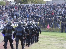 Десетина арестувани след дербито, полицай уцелен с камък
