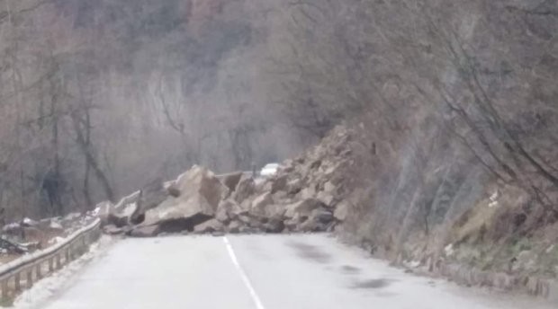 Скална маса се е срутила на пътя София Самоков