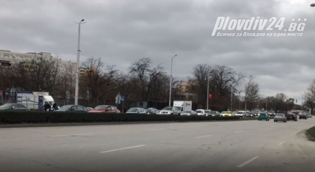Продължават проблемите с трафика около мол Пловдив Плаза. Това установи