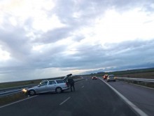 Кола се заби в мантинелата на АМ "Тракия" между Бургас и Пловдив