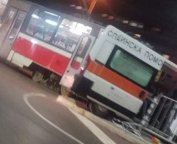 Пострадалите от катастрофата между линейка и трамвай са били освободени за домашно лечение