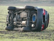Двама младежи вирнаха джип в нивата и пострадаха