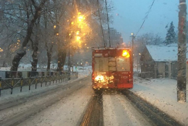 Силният снеговалеж предизвика хаос в Сърбия, като затрудни пътното движение,