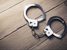 Полицията издирва мъж, хапал и душил майка си