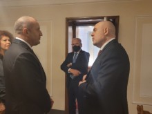 Румен Радев и Иван Гешев разговаряха в кулоарите на парламента