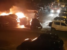 Лек автомобил горя на паркинг пред блок в столичния квартал "Връбница 2"