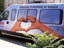 Енергиен съветник консултира кукленци на градския площад