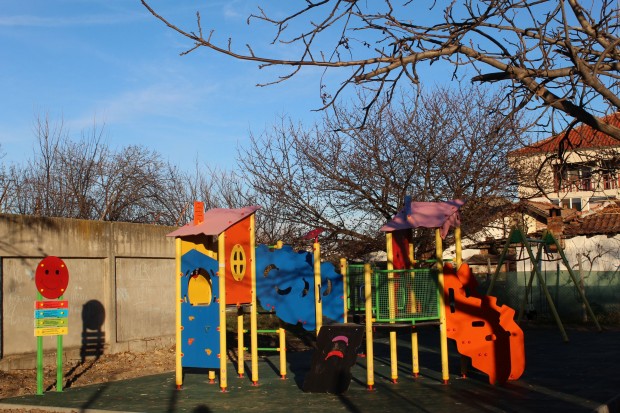 Цветна детска площадка очаква малчуганите в квартал Гаганица“. Тя разполага