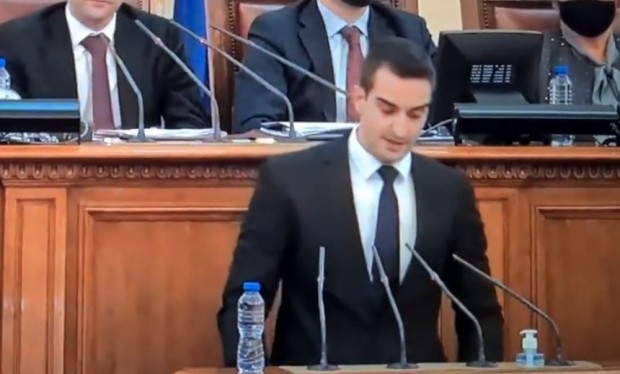 29-годишният депутат от Продължаваме промяната Радослав Василев се постави в неловка ситуация