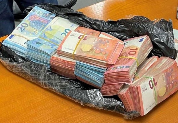 Митнически служители откриха недекларирана валута с левова равностойност 95 000