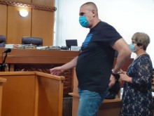 Обвиненият в убийство на родителите си експолицай се яви в съда във видимо добро състояние