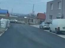 Скандал! Кметица на ГЕРБ асфалтира път само до арматурния двор на мъжа си
