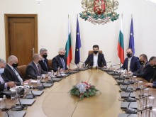 Спешни мерки за подпомагане на засегнатите от наводненията области обсъдиха на среща с Кирил Петков