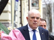Гешев поднесе букет на новия министър Йорданова, тя му поиска оставка