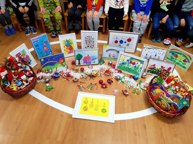 Ръчно нарисувани картини сътворени от децата от частната Монтесори детска