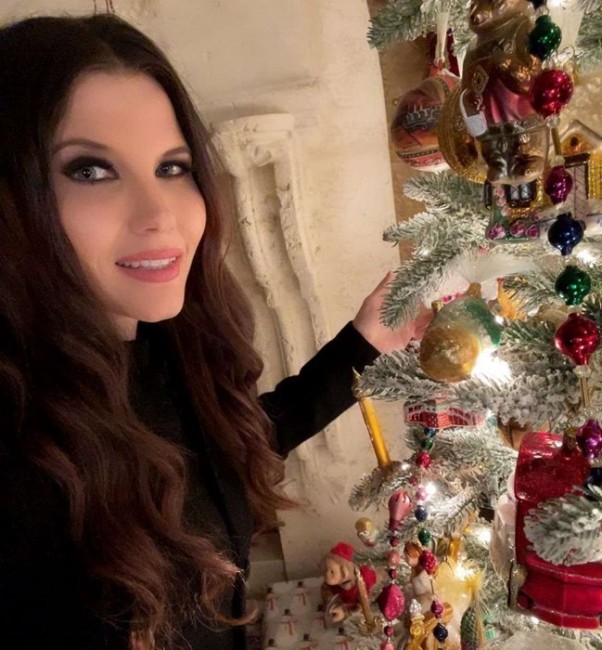 Чалга певицата Теодора си подари гигантска елха за коледните празници Фолк фурията известна