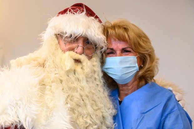 Дядо Коледа беше сред първите ваксинирани в новия ваксинационен център