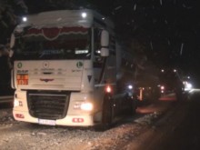 Сняг затруднява движението по Подбалканския път