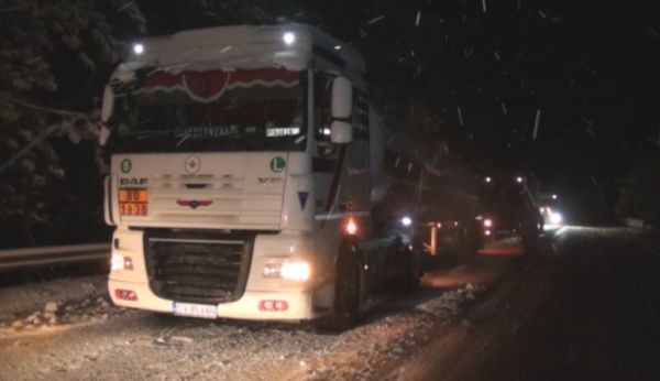 Усложнена зимна обстановка на подбалканския път София-Бургас. Заради обилния снеговалеж
