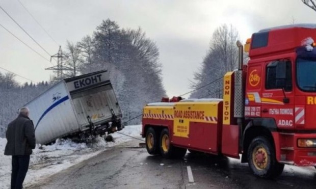 Камион на куриерска фирма се обърна по пътя за Банско