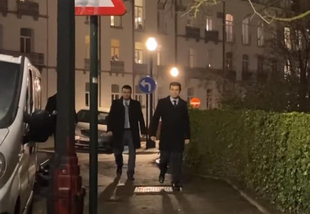 Премиерът Кирил Петков пеша и в Брюксел. Видео с такова