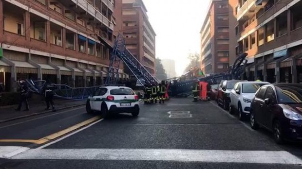 Два строителни крана паднаха на улица в северния италиански град
