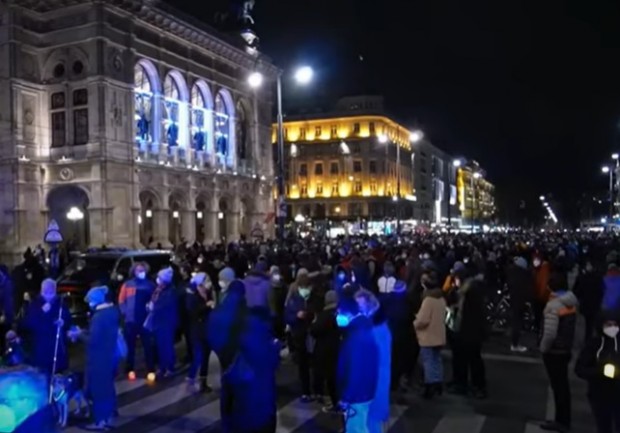 Десетки хиляди жители на Виена участваха тази вечер във възпоменателна
