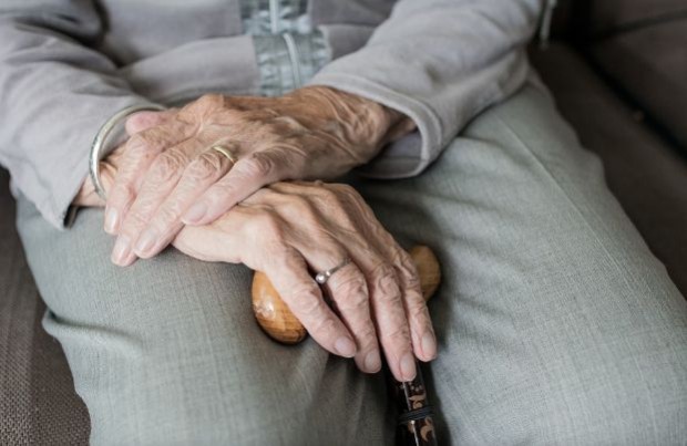 За нечовешки условия в старчески домове алармират близки на възрастни