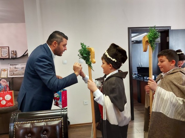 На Игнажден малки коледари наричаха за здраве и берекет в "Родопи"