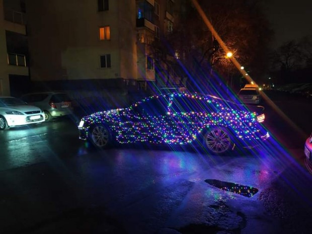 Празнично украсена с лампички кола взе ума на столичани Автомобилът
