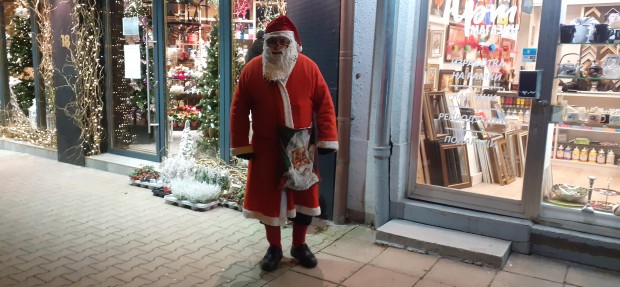 Репортер на Sofia24 bg срещна Дядо Коледа на бул Янко Сакъзов в