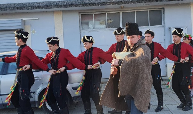 Коледари вече обикалят град Раковски и благославят хората. Момчетата самодейци