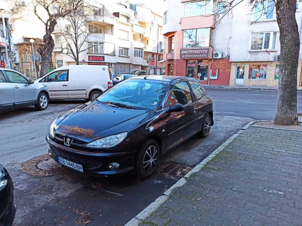 Читател на Plovdiv24.bg сигнализира за изоставена кола от вече два