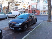 Този автомобил е зарязан в Кършияка вече втори месец