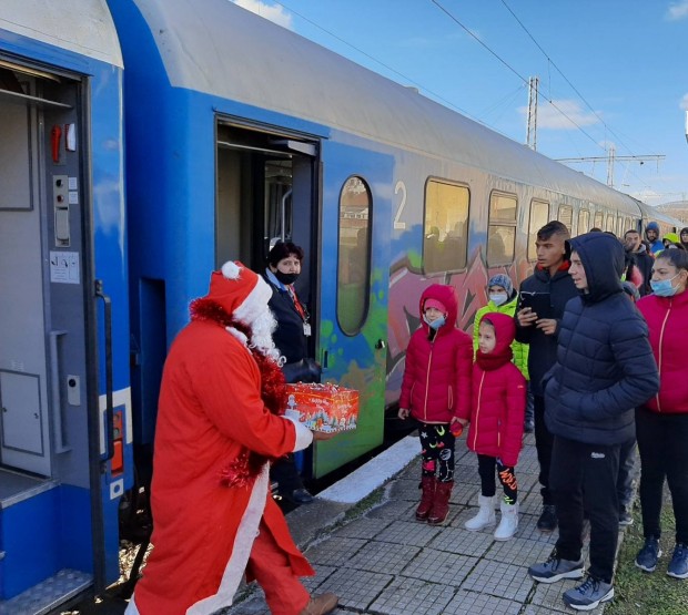 Дядо Коледа пътува днес с влак от Плевен до Роман