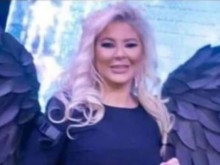 Андреа счупи коледната елха на дискотека по време на участие