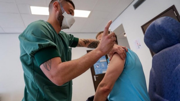 Белгиец се ваксинира девет пъти срещу коронавирус от името на
