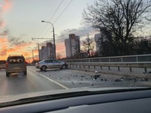 Автомобил се заби в мантинелата на столичен булевард