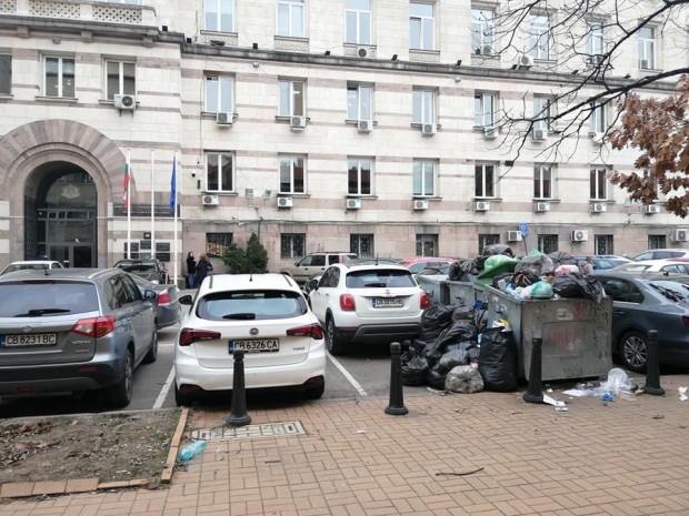 Зад сградата на Министерски съвет в София можете да видите