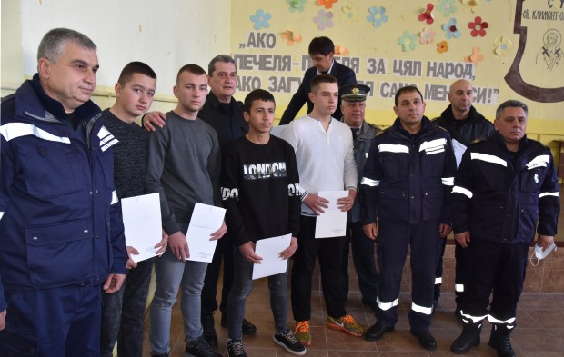 Министър Бойко Рашков награди четирима младежи от Дългопол спасили възрастни