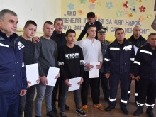 Министър Рашков награди младежите от Дългопол, спасили възрастни хора при пожара в Рояк