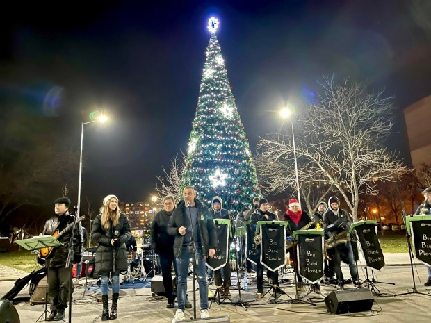 Биг Бенд Пловдив“ зарадва жителите на Западен“ с Коледен концерт
